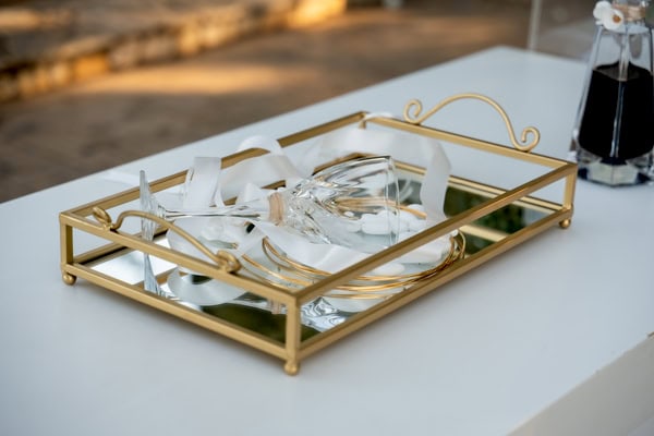 Chic Wedding Alsos Nymfon White Roses Babys Breath