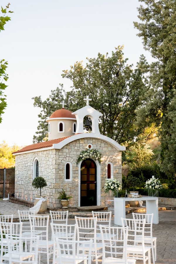 Chic Wedding Alsos Nymfon White Roses Babys Breath