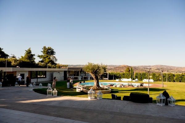 Chic Wedding Alsos Nymfon White Roses Babys Breath