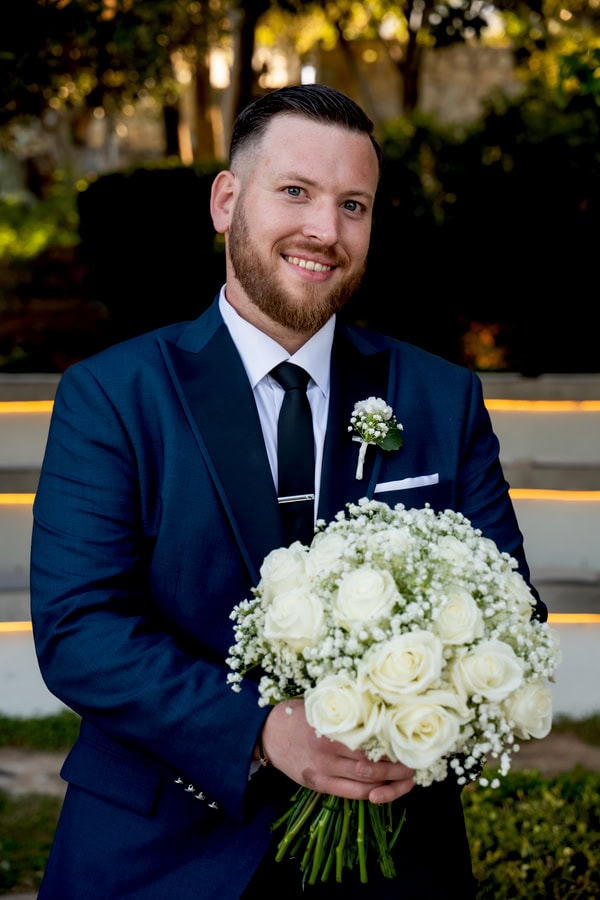 Chic Wedding Alsos Nymfon White Roses Babys Breath