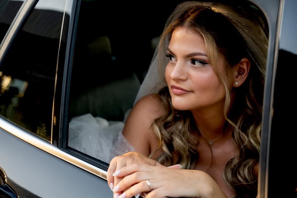 Chic Wedding Alsos Nymfon White Roses Babys Breath