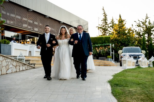 Chic Wedding Alsos Nymfon White Roses Babys Breath
