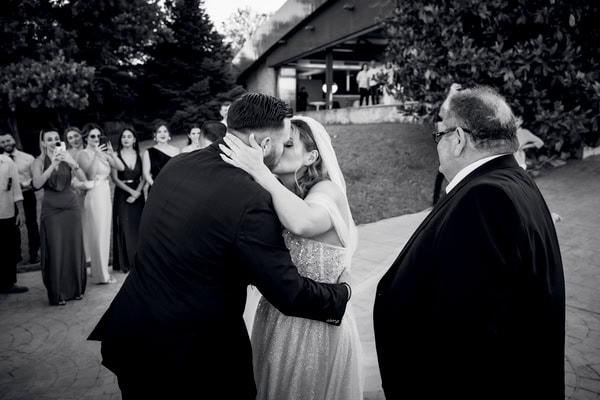 Chic Wedding Alsos Nymfon White Roses Babys Breath