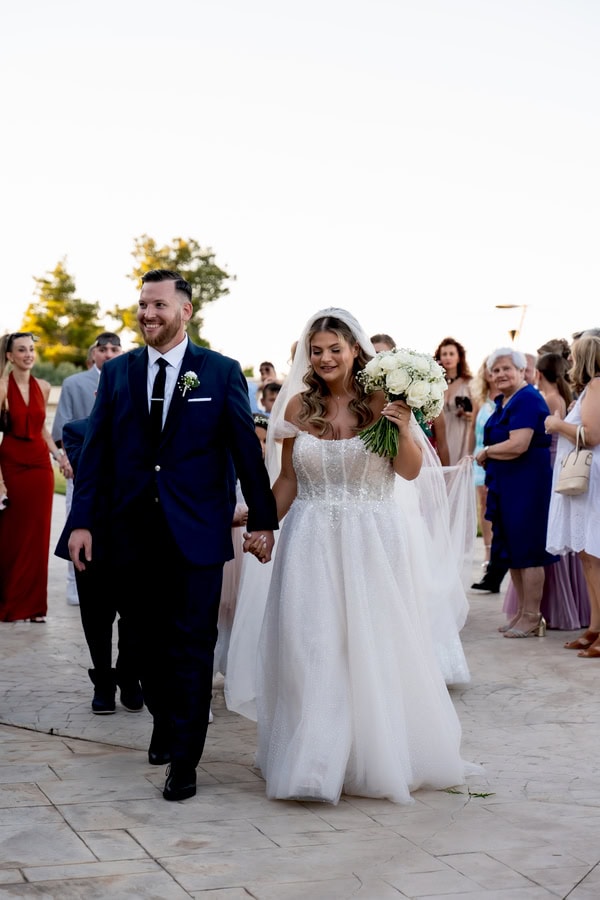Chic Wedding Alsos Nymfon White Roses Babys Breath