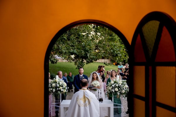 Chic Wedding Alsos Nymfon White Roses Babys Breath