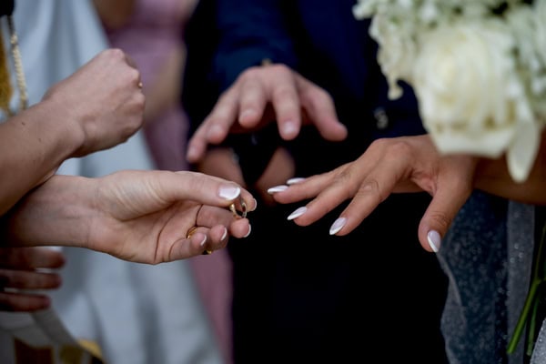 Chic Wedding Alsos Nymfon White Roses Babys Breath