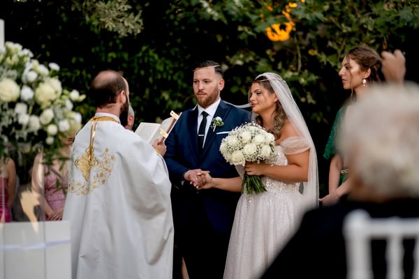 Chic Wedding Alsos Nymfon White Roses Babys Breath