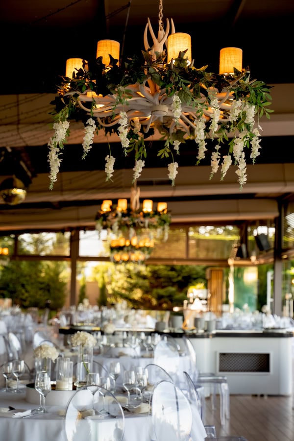 Chic Wedding Alsos Nymfon White Roses Babys Breath