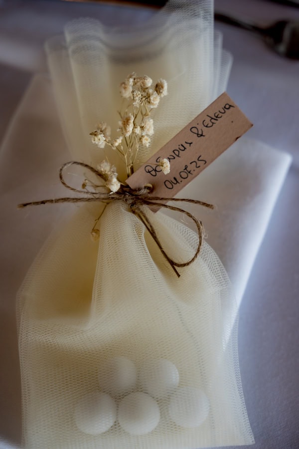 Chic Wedding Alsos Nymfon White Roses Babys Breath