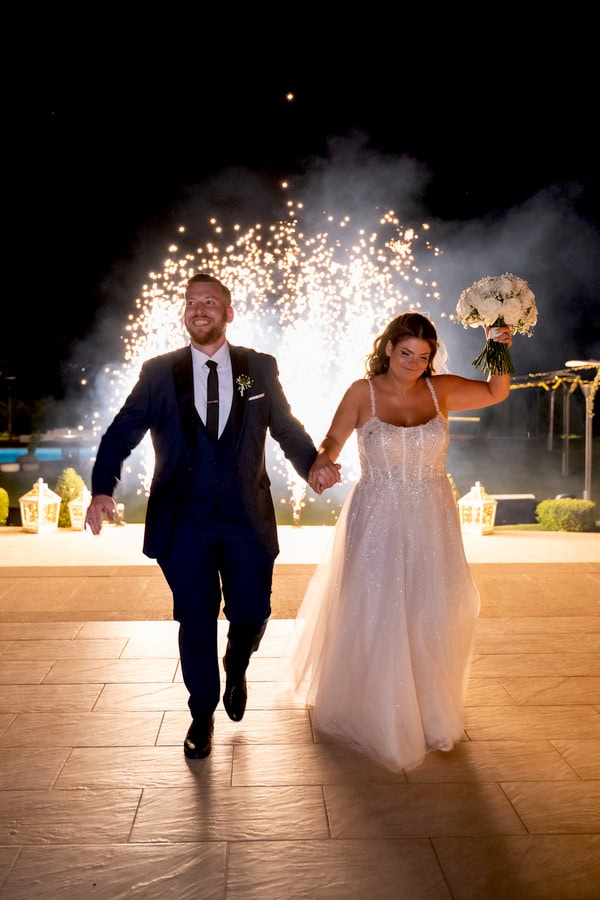 Chic Wedding Alsos Nymfon White Roses Babys Breath