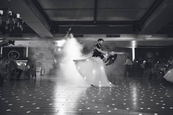 Chic Wedding Alsos Nymfon White Roses Babys Breath