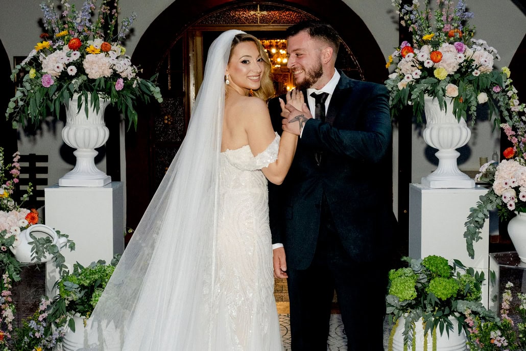 Καλοκαιρινός γάμος με πολύχρωμα άνθη και ρομαντικές λεπτομέρειες | Έλενα & Γιώργος