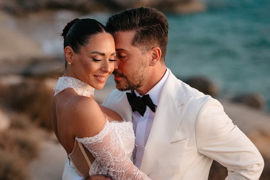 Ονειρικός γάμος στη Νάξο με εντυπωσιακή ολόλευκη διακόσμηση | Κάλλια & Βασίλης