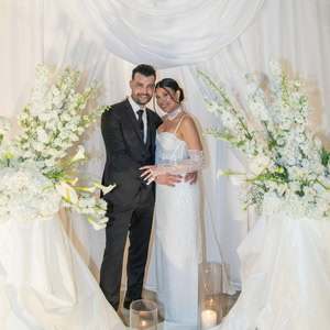 Φθινοπωρινός γάμος στην Τήνο με λευκές ανθοσυνθέσεις και ρομαντικές λεπτομέρειες | Μαριέττα & Δημήτρης