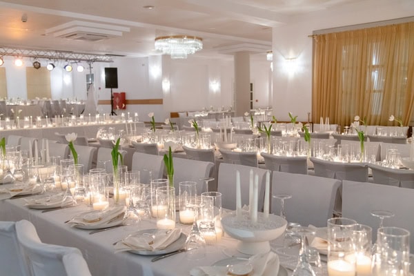 Fall Wedding In Tinos With White Floral Arrangements And Romantic Details