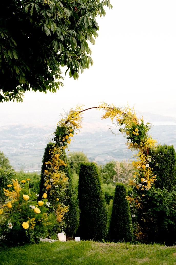 Ιδέες για garden style γάμο με κίτρινα και λευκά λουλούδια