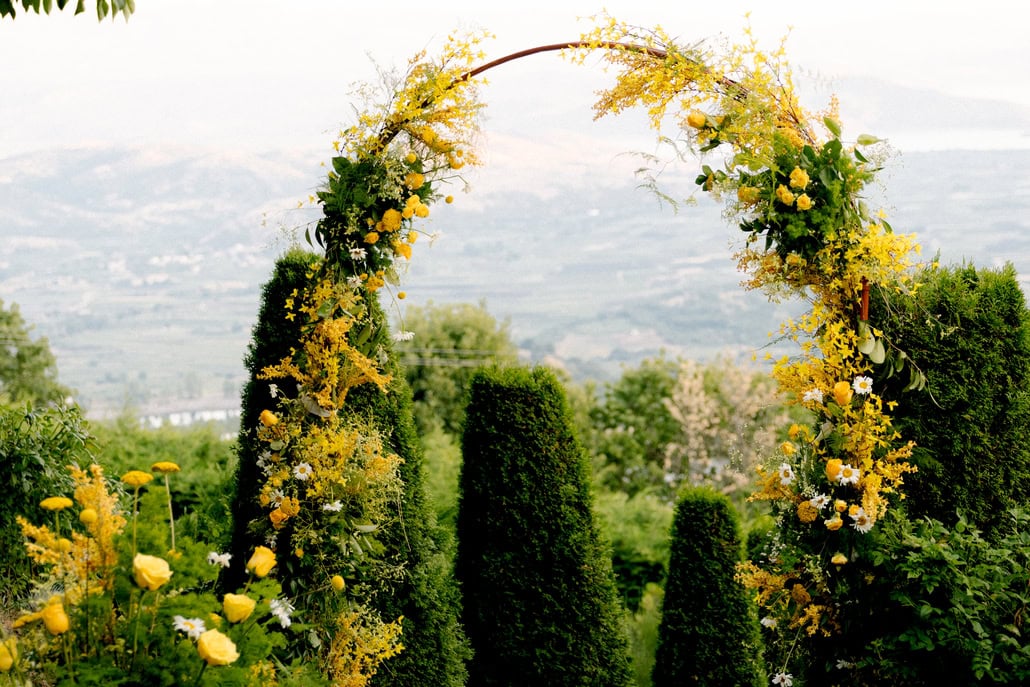 Ιδέες για garden style γάμο με κίτρινα και λευκά λουλούδια
