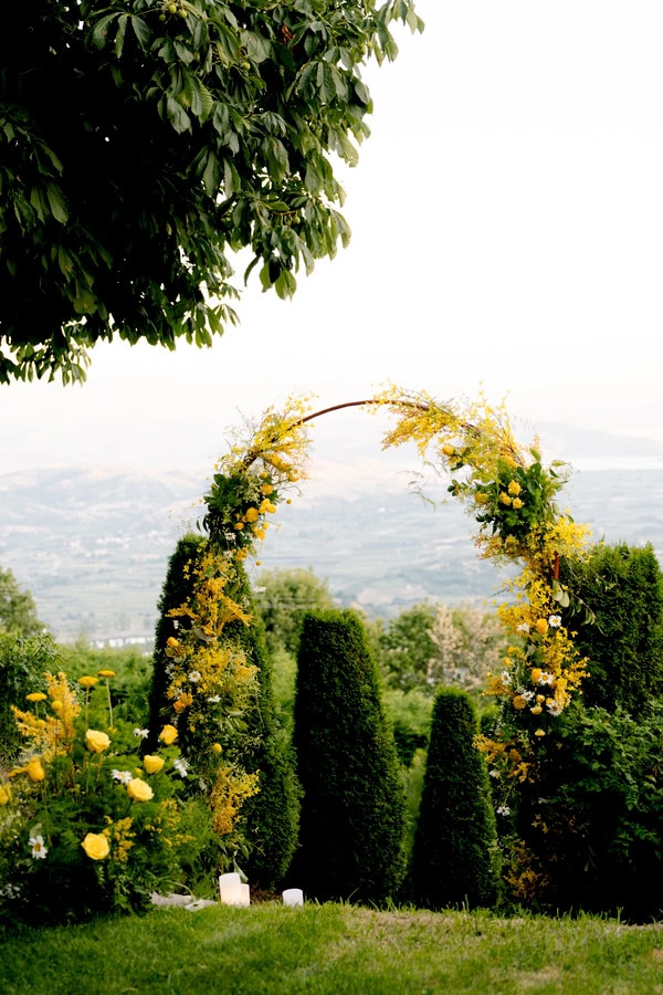 Garden Style Decorative Ideas With Yellow And White Flowers