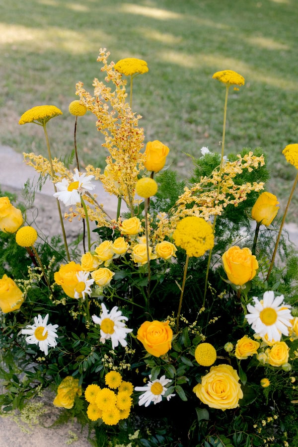 Garden Style Decorative Ideas With Yellow And White Flowers