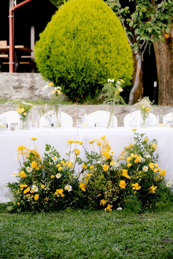 Garden Style Decorative Ideas With Yellow And White Flowers