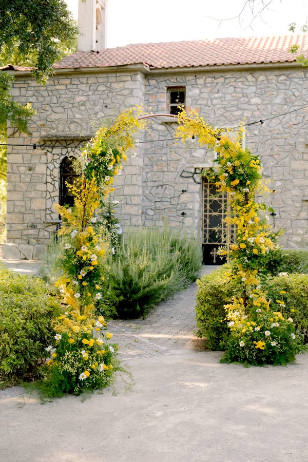 Garden Style Decorative Ideas With Yellow And White Flowers