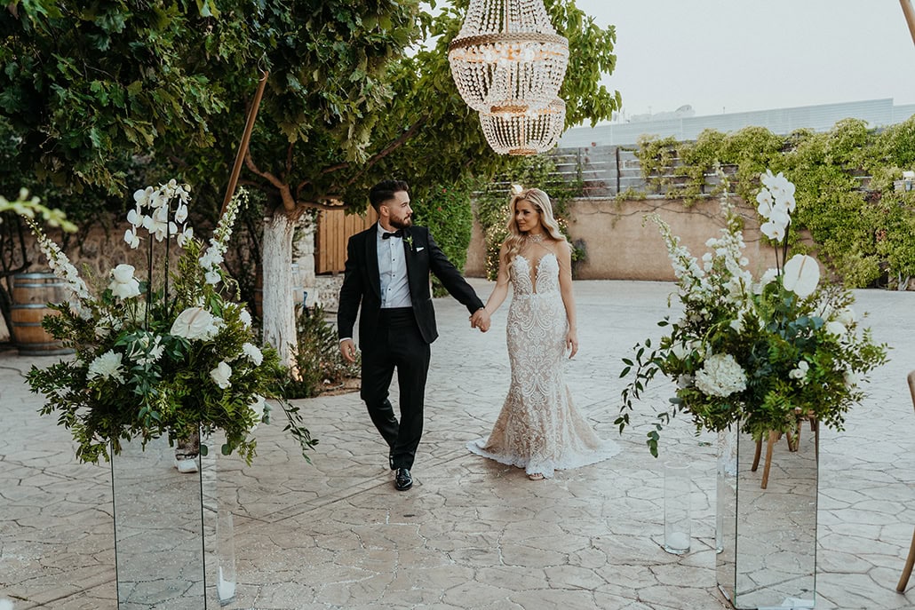 Ένας glamorous chic γάμος με λευκά άνθη στο Μουσείο Οίνου | Έλενα & Γιώργος