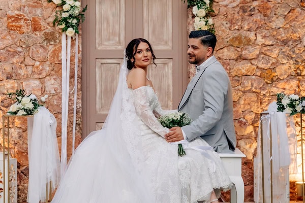 Όμορφος γάμος στην Αθήνα με ολόλευκα άνθη | Έλενα & Μάνος