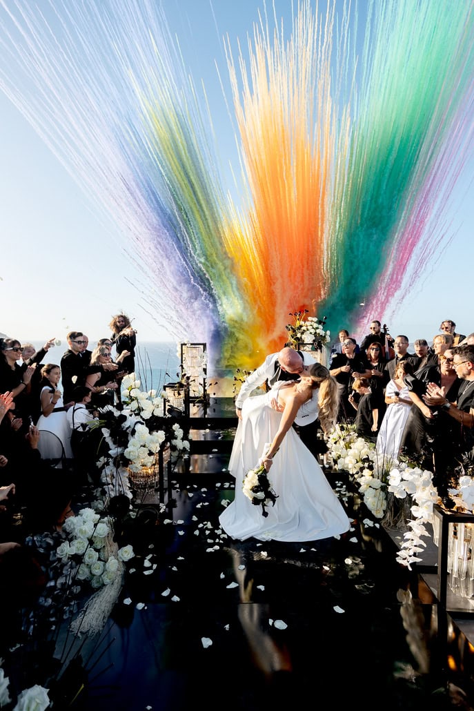 Ένας εντυπωσιακός modern γάμος με edgy αισθητική στη Σαντορίνη | Στεφανία & Παναγιώτης