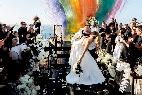 Ένας εντυπωσιακός modern γάμος με edgy αισθητική στη Σαντορίνη | Στεφανία & Παναγιώτης