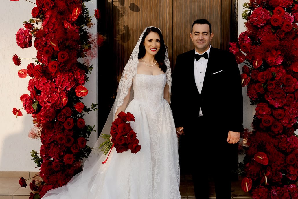 Γάμος με old money και hollywood αισθητική σε κόκκινο και μαύρο | Άρτεμις & Χάρης