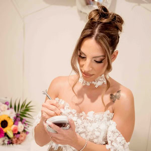 Ρομαντικός φθινοπωρινός γάμος με λευκά λουλούδια στο Papagiannakos Winery | Ευγενία & Στάθης