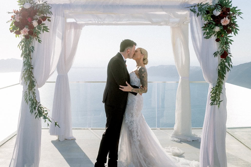 Ρομαντικός destination γάμος στη Σαντορίνη με θέα την καλντέρα | Briarna & Logan