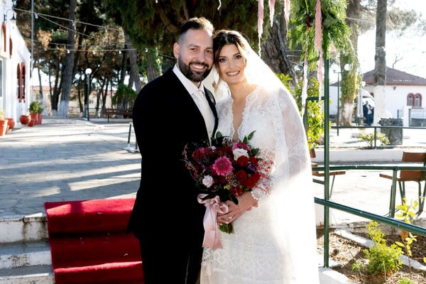 Ρομαντικός χειμωνιάτικος γάμος στην Κοζάνη με κόκκινες και μπορντώ λεπτομέρειες | Μένια & Κώστας