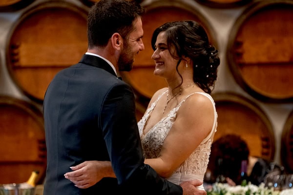 Όμορφος γάμος στους Αμπελώνες Μάρκου με ιβουάρ τριαντάφυλλα και rustic πινελιές | Σάντυ & Γιάννης