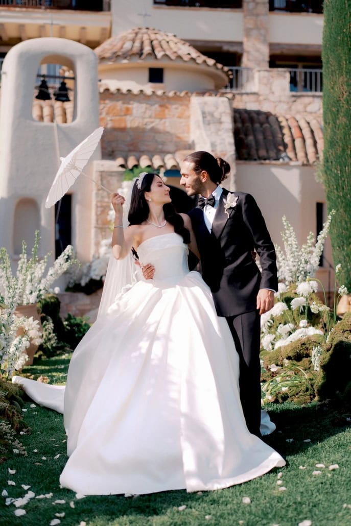 Ρομαντικός ανοιξιάτικος γάμος με λευκά λουλούδια και θέα τη θάλασσα | Elizabeth & Fadi