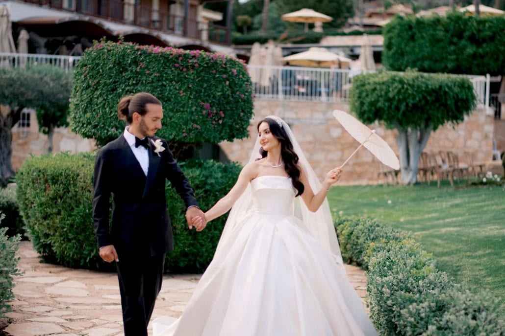 Ρομαντικός ανοιξιάτικος γάμος με λευκά λουλούδια και θέα τη θάλασσα | Elizabeth & Fadi