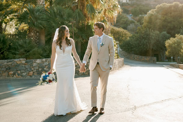 Ένας ρομαντικός καλοκαιρινός γάμος με όμορφα λουλούδια σε jewel αποχρώσεις | Bobby & Kelsey