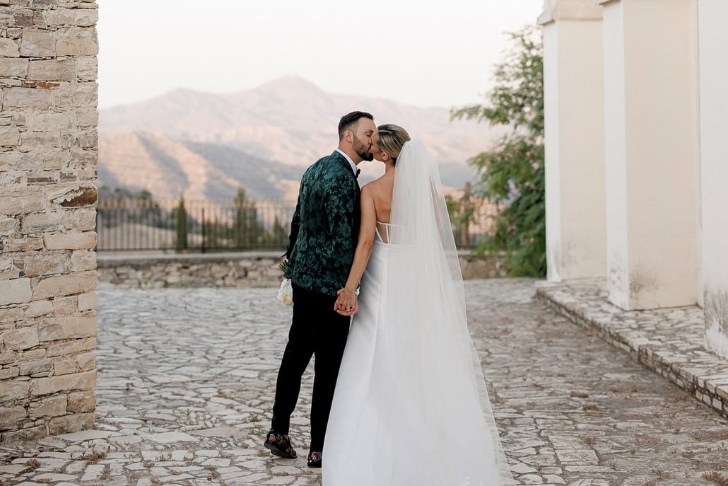 Ultra chic γάμος στα Λεύκαρα με εντυπωσιακές λουλουδένιες λεπτομέρειες | Νικόλ & Καρλίτος