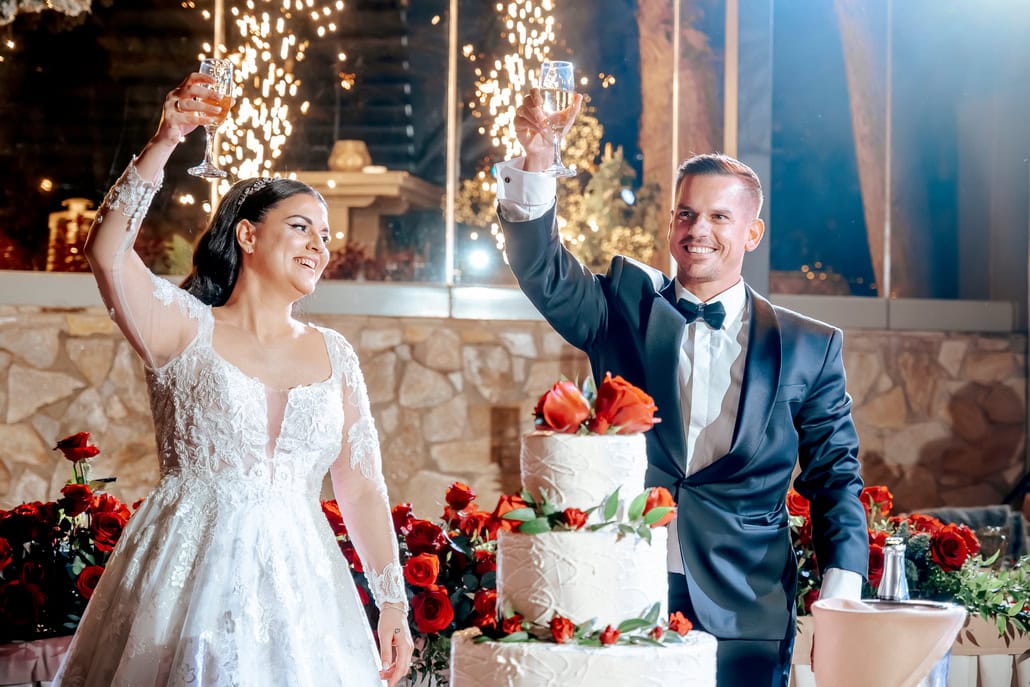 άμος με κατακόκκινα τριαντάφυλλα και festive chic λεπτομέρειες | Έλενα & Θέμης