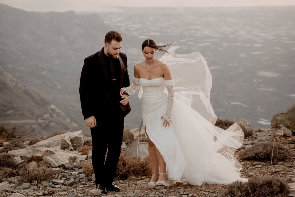 Φθινοπωρινός γάμος στο Ostria Resort and Spa με λευκές ανθοσυνθέσεις | Αιμιλία & Μάνος