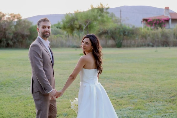 Chic πολιτικός γάμος στη Γαλάζια Ακτή με ολόλευκα λουλούδια | Μαριάννα & Παναγιώτης