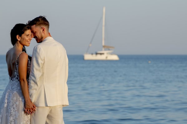 Chic καλοκαιρινός γάμος στη Γαλάζια Ακτή με λευκά άνθη | Σοφία & Ορέστης