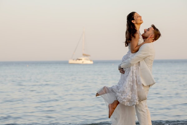 Chic Summer Wedding Galazia Akti White Florals