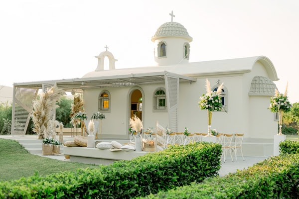 Chic Summer Wedding Galazia Akti White Florals