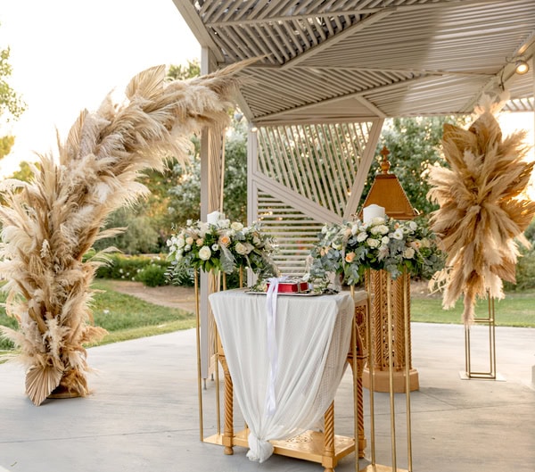 Chic Summer Wedding Galazia Akti White Florals