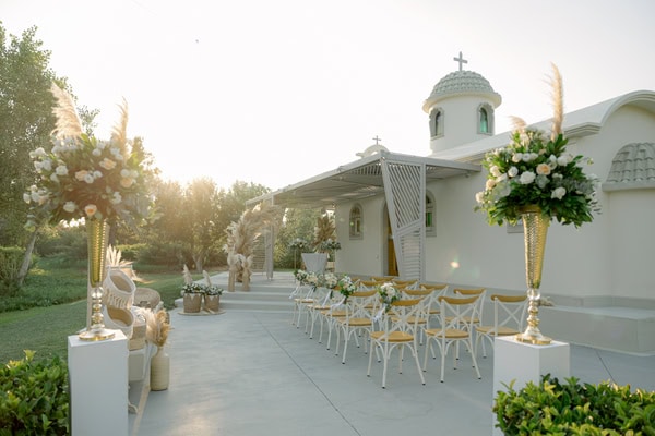 Chic Summer Wedding Galazia Akti White Florals