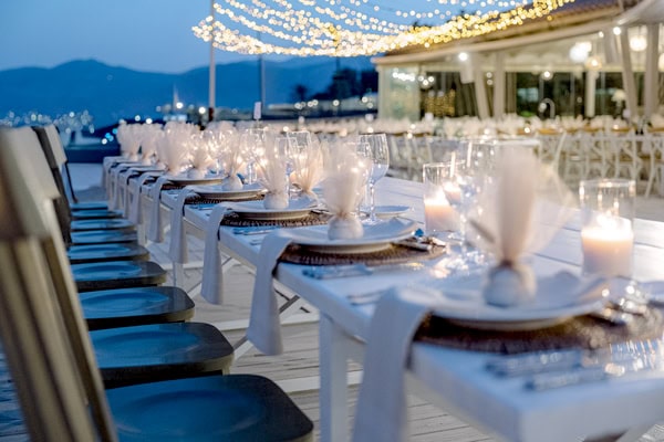 Chic Summer Wedding Galazia Akti White Florals