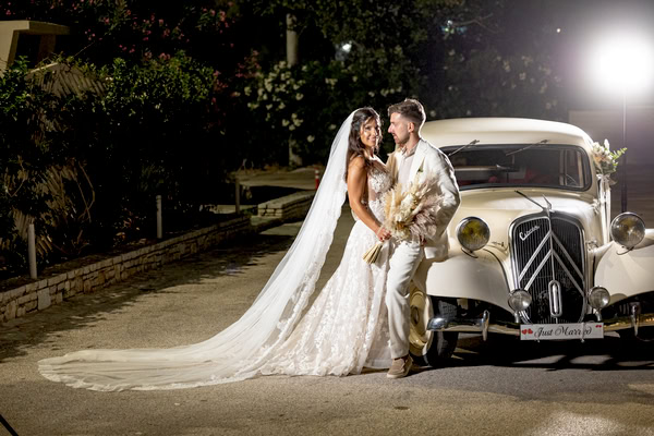 Chic Summer Wedding Galazia Akti White Florals