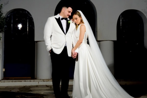 Chic γάμος στο Golf Prive με ολόλευκα λουλούδια | Άννα & Ιάσονας