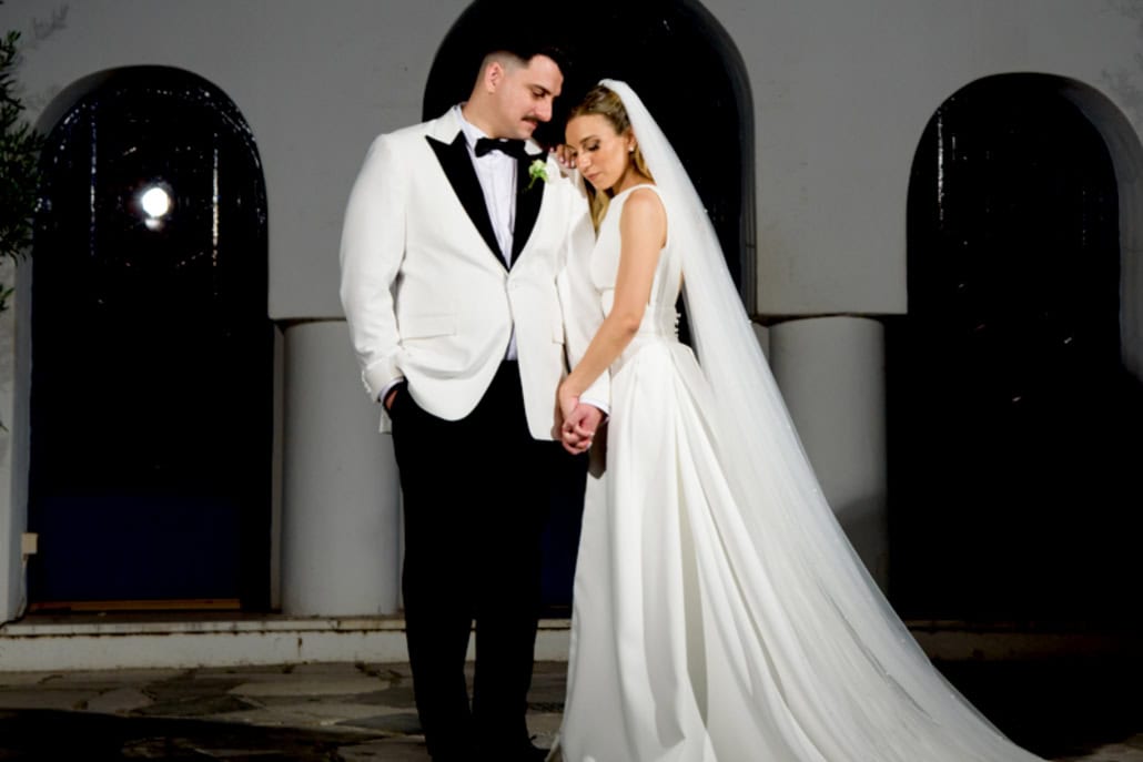 Chic γάμος στο Golf Prive με ολόλευκα λουλούδια | Άννα & Ιάσονας